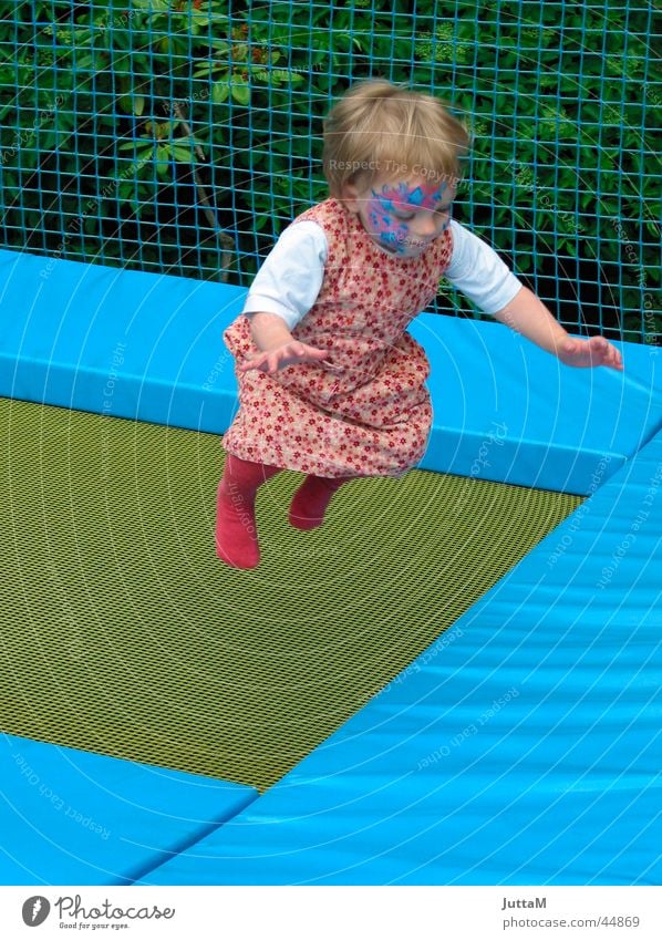 trampolin hüpfen springen Trampolin Vergnügungspark Mädchen Kind Kleid streichen Gesicht blau Bewegung