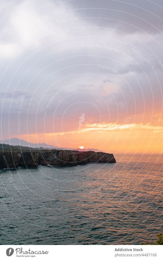 Felsenküste in der Nähe des wogenden Meeres in Spanien MEER Küste Meeresufer Sonnenuntergang Wasser Seeküste Ufer Stein Hafengebiet Abend Wasserseite