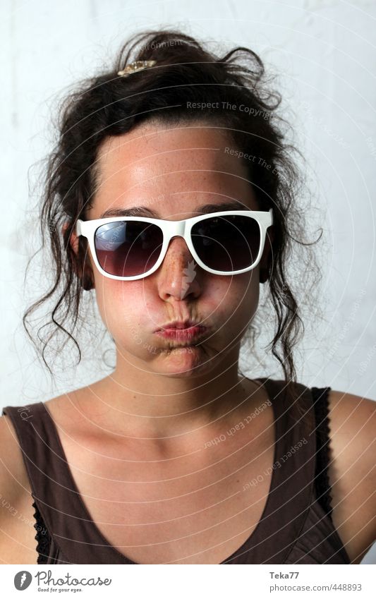 Na 2 schön Sommer Mensch feminin Junge Frau Jugendliche Erwachsene 1 18-30 Jahre Mode Sonnenbrille Fröhlichkeit verrückt Gefühle authentisch Neugier