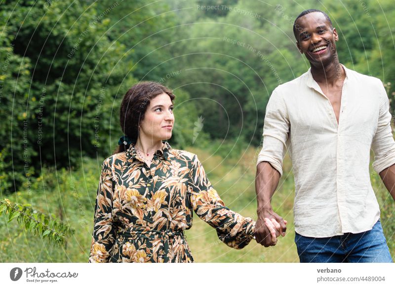 ethnisch gemischtes Paar, das im Herbst in einem Park spazieren geht Afro-Look Kaukasier vielfältig Liebe Familie neue Bestellung Kultur Ethnien Frau Menschen