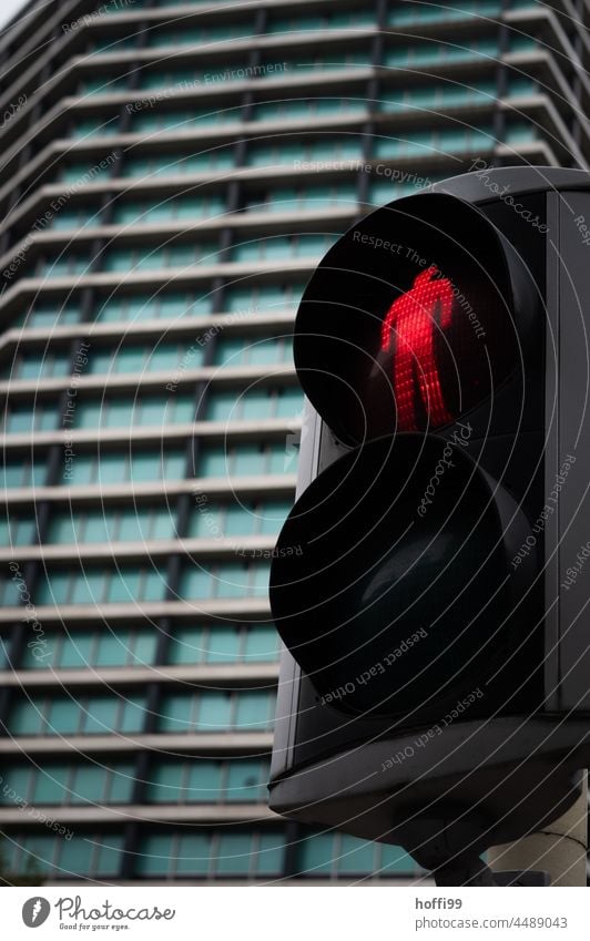 rote Ampel für Fußgänger vor einem Hochhaus ampelmännchen Straßenverkehr leuchten Fußgängerampel warten Sicherheit Design Silhouette Signal Verkehrszeichen