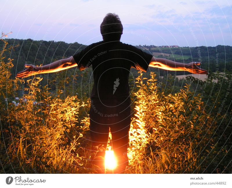 Johannes O-Beine Nacht Gegenlicht Abenddämmerung Freilichtsolarium Raubschloß Zschopau Mann Scheinwerfer Rücken Arme fliegen Brand Landkreis Mittweida