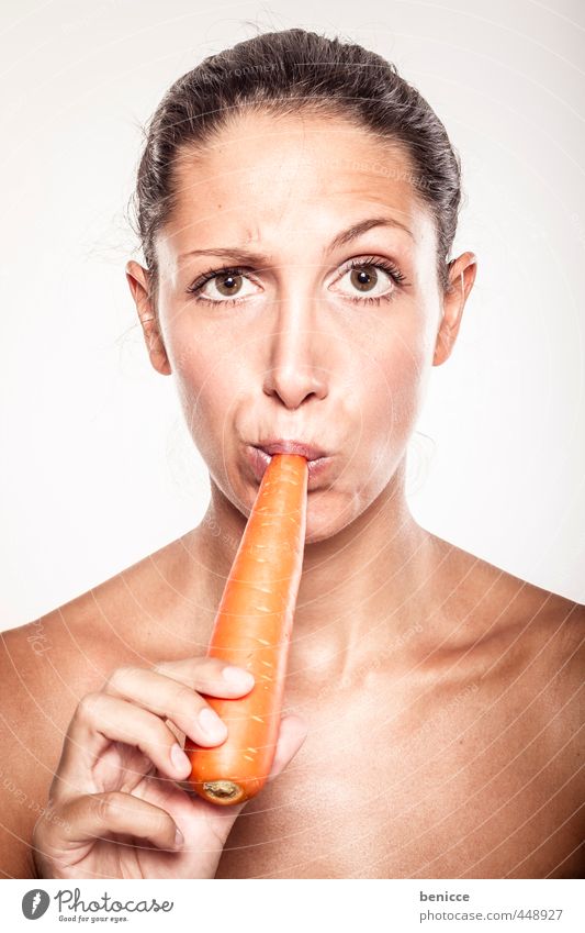 vegan Frau Möhre Gesunde Ernährung Vegane Ernährung Vegetarische Ernährung beißen Mensch Europäer Studioaufnahme Blick in die Kamera Porträt von vorne lustig