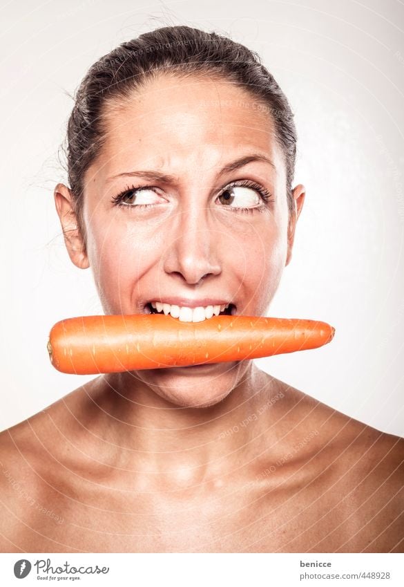 Vegan Frau Möhre Mund Grimasse Gesicht Porträt Vegetarische Ernährung Mensch Blick Vor hellem Hintergrund beißen Zähne skeptisch Vegane Ernährung Junge Frau
