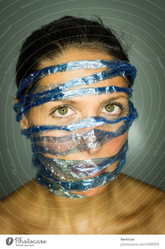 Blue Face Frau Mensch Porträt Facebook Social Media Twitter gefangen Datenschutz befreien Befreiung Schnur Leine Nahaufnahme blau Netzwerk Vernetzung Freiheit