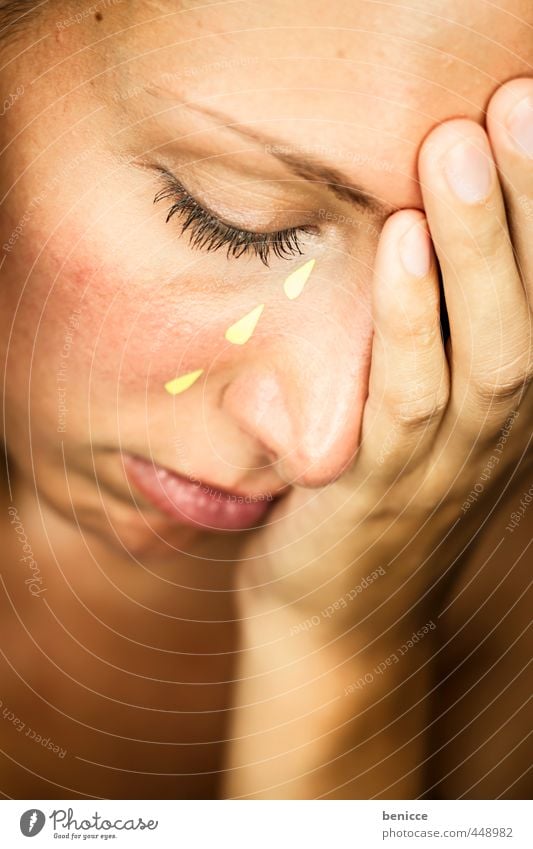Tears Frau Tränen weinen gestellt künstlich Papier falsch Fälschung simulieren feminin Trauer Traurigkeit Hoffnungslosigkeit trist Gesicht Auge Wut Hand