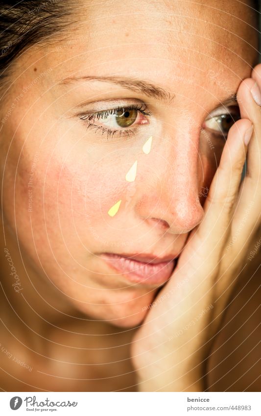 Fake Tears Frau Mensch Tränen weinen gestellt Papier feminin Nahaufnahme Werkstatt Studioaufnahme Trauer Traurigkeit Hoffnungslosigkeit trist schön