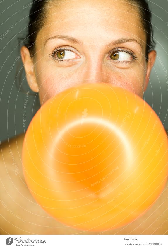 Balloon Frau Mensch Luftballon orange blasen Party Geburtstag Grimasse Freude Europäer Jugendliche Junge Frau Nahaufnahme Kaugummi rund