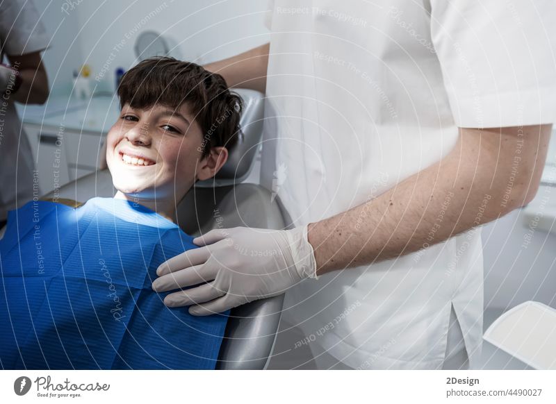 Kleiner Junge lächelt in der Zahnarztpraxis. Kind geduldig dental Hygiene Arzt Medizin Lächeln Klinik Zahnmedizin professionell Gesundheit Stuhl Werkzeug Pflege