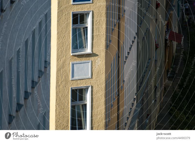 an der Ecke vom Haus scheint die Sonne Häuserzeile Architektur Fassade Stadthaus Fenster Altbau Berlin-Mitte Schatten Sonnenlicht Vogelperspektive Stil gekippt