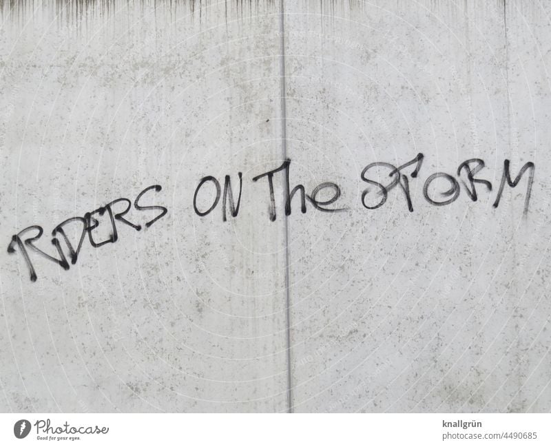 Riders on the storm Graffiti Lied Musik Englisch Rockmusik Mitteilung Wand Buchstaben Wort Satz Schriftzeichen Typographie Text Menschenleer Kommunikation