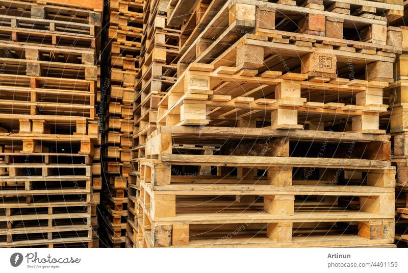 Stapel von Holzpaletten. Industrielle Holzpalette in einem Fabriklager. Konzept für Fracht und Versand. Nachhaltigkeit von Lieferketten. Umweltfreundliche Natur und nachhaltige Eigenschaften. Erneuerbare Holzpalette.