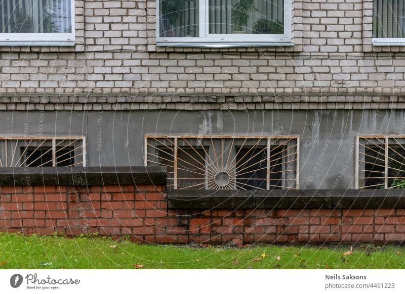 alte weiße Silikat-Ziegelwand mit Fenstern. Teil eines kommunalen Wohnhauses, wie es in Lettland und anderen osteuropäischen Ländern üblich ist. Blockhaus für hart arbeitende Menschen