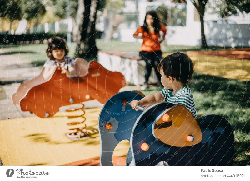 Bruder und Schwester spielen auf dem Spielplatz Geschwister Familie & Verwandtschaft Kind Kindheit 1-3 Jahre Zwei Personen Glück Farbfoto Fröhlichkeit Freude