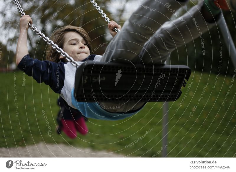 Kind schaukelt Kindheit Spielen Schaukel Schaukeln Junge natürlich Freude Glück Spaß Spielplatz Bewegung Tag Freizeit & Hobby Kinderspiel Lebensfreude