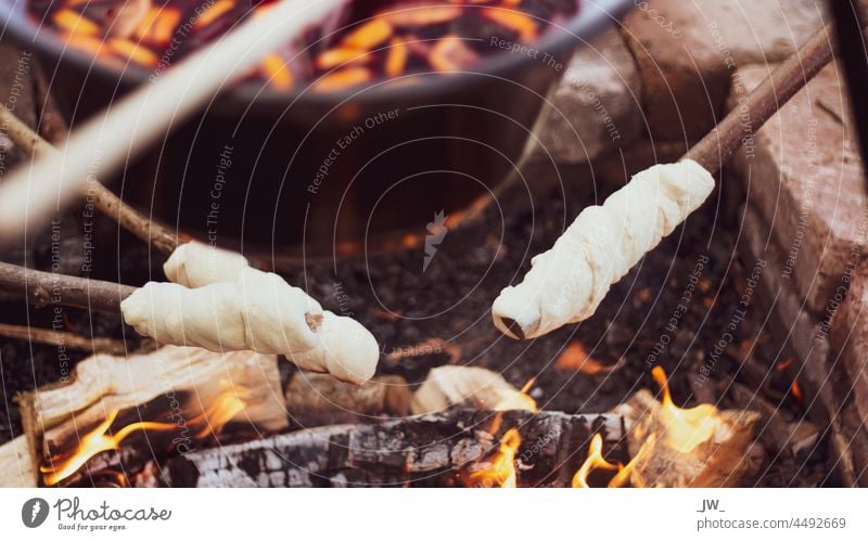 Stockbrot am Lagerfeuer stockbrot Feuer Feuerstelle Holz Flamme Natur brennen Wärme Außenaufnahme Farbfoto