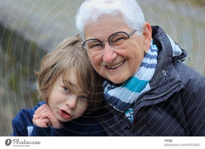glückliche Oma mit Enkel vor alten Stadtmauern Mensch Seniorin Kind Großmutter Generationen jung draußen Porträt gemeinsam Freude Spaß Frau