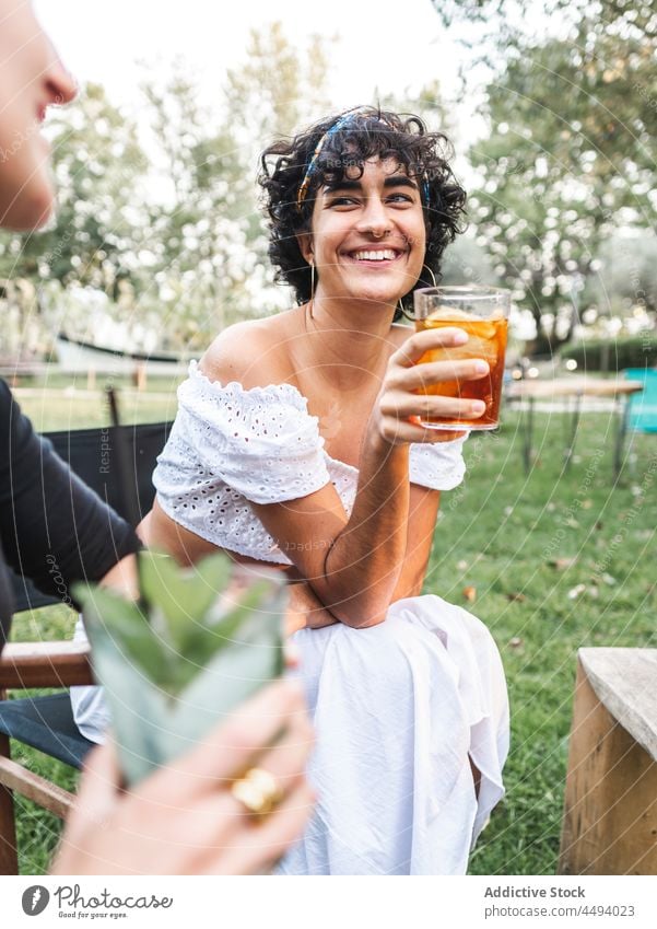 Multiethnische Frauen trinken Cocktails im Garten Sommer Freund Zusammensein Park Erfrischung Getränk bester Freund multiethnisch vielfältig rassenübergreifend