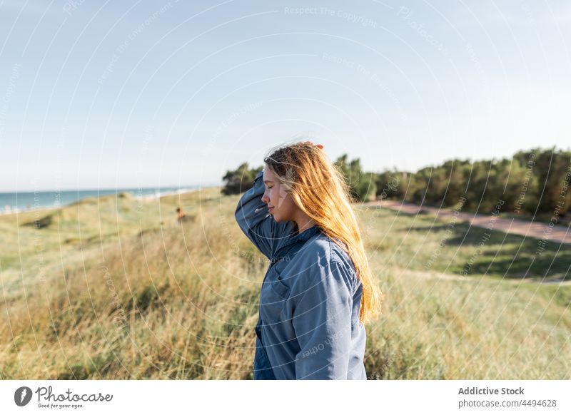 Nachdenkliche Frau auf einer Wiese Sommer Glück Natur Feld grasbewachsen friedlich Lächeln froh Freude Spaß besinnlich jung Rasen nachdenklich Landschaft