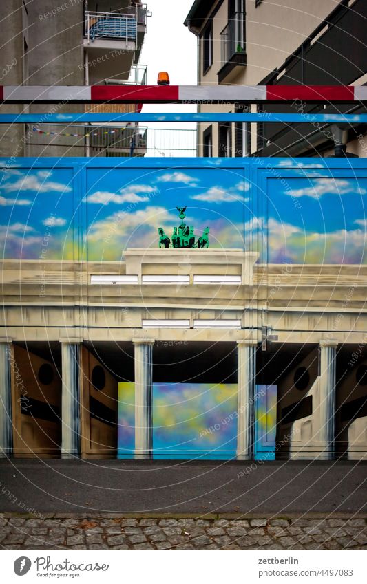 Brandenburger Tor aussage berlin botschaft brandenburger tor farbe gesprayt grafitti grafitto illustration kunst message sprayen sprayer stadt szene urban