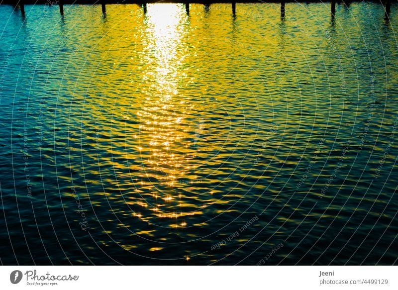 Farbig glitzernder Sonnenuntergang im Wasser Wasseroberfläche nass Farbe farbenfroh Reflexion & Spiegelung Reflektion Wellen Wasserspiegelung extrem übertrieben