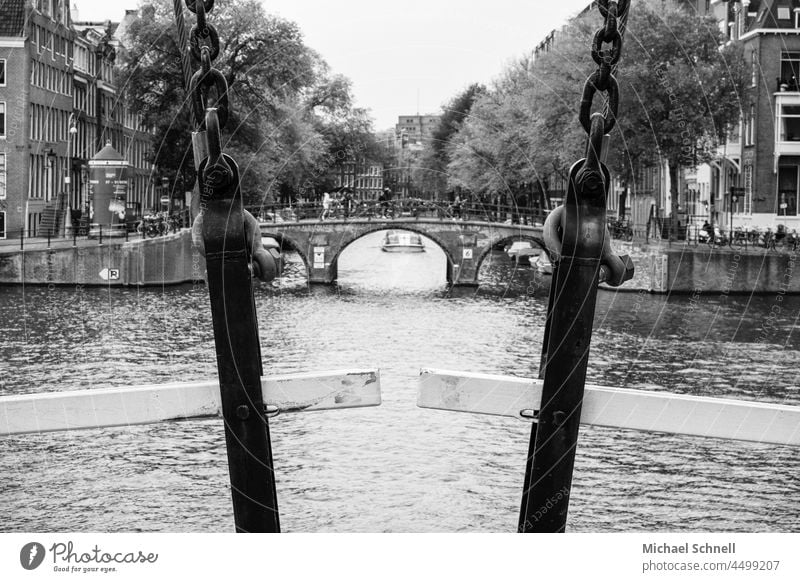 Gracht und Brücke in Amsterdam Außenaufnahme Halterungen Tourismus Niederlande Wasser Stadtzentrum Architektur Kanal Stadtleben Ferien & Urlaub & Reisen