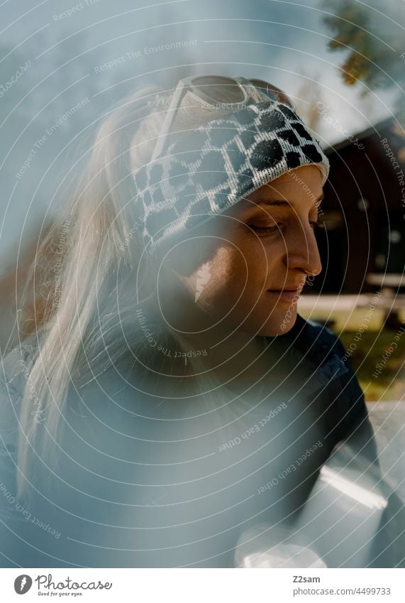 Junge Frau chillt in der Sonne Wellness Erholung genießen blond Licht Schatten Kontrast Augen geschlossen sitzen Restaurant Café Terrasse Außenaufnahme Farbfoto