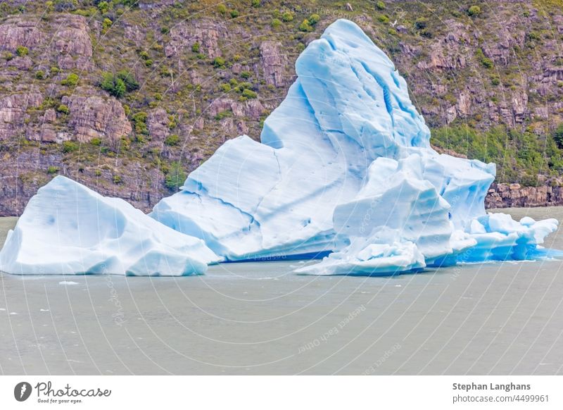 Panoramabild über den Lago Grey mit Eisbergen im Torres del Paine National Park in Patagonien im Sommer Berge u. Gebirge Chile Natur reisen Südamerika