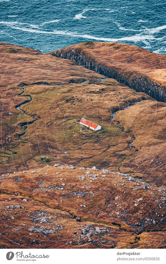 Einsamer Hof auf den Färöer Inseln traditionell im Freien spektakulär felsig natürlich Harmonie Wetter Felsen Hügel Umwelt ländlich Hochland malerisch