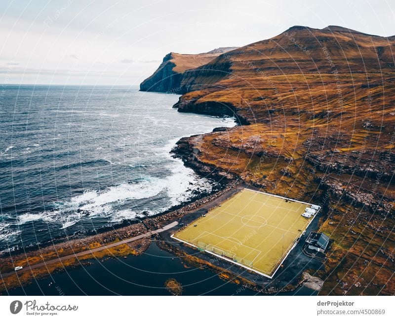 Fußballplatz am Meeresrand auf den Färöer Inseln traditionell im Freien spektakulär felsig natürlich Harmonie Wetter Felsen Hügel Umwelt ländlich Hochland