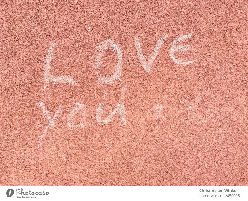 ' LOVE you ' steht in weißer Schrift auf einer rosa verputzten Wand Love you Liebe Liebeserklärung Liebesgruß Verliebtheit Gefühle Liebesbekundung Romantik