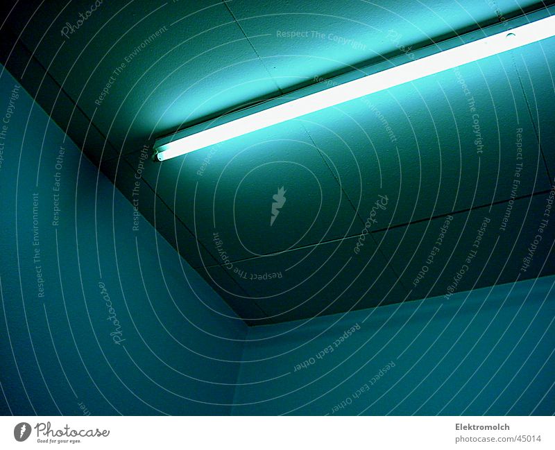 neonlights Licht kalt Lampe Leuchtstoffröhre Architektur blau Raum Decke Schatten Ecke