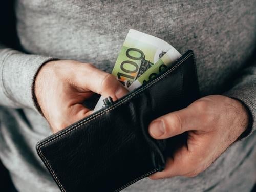 Die Hände nehmen den Euro aus der Brieftasche Geld Bargeld bezahlen Hand Zahlung Halt reich Konzept Wirtschaft Hinweis Europa Tasche bekommend Europäer Gehalt