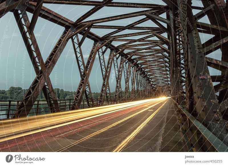 Überbrückt Verkehr Verkehrswege Straße Brücke Gleise Stahl fahren alt eckig groß hell Geschwindigkeit blau braun gelb grau Perspektive Stahlkonstruktion