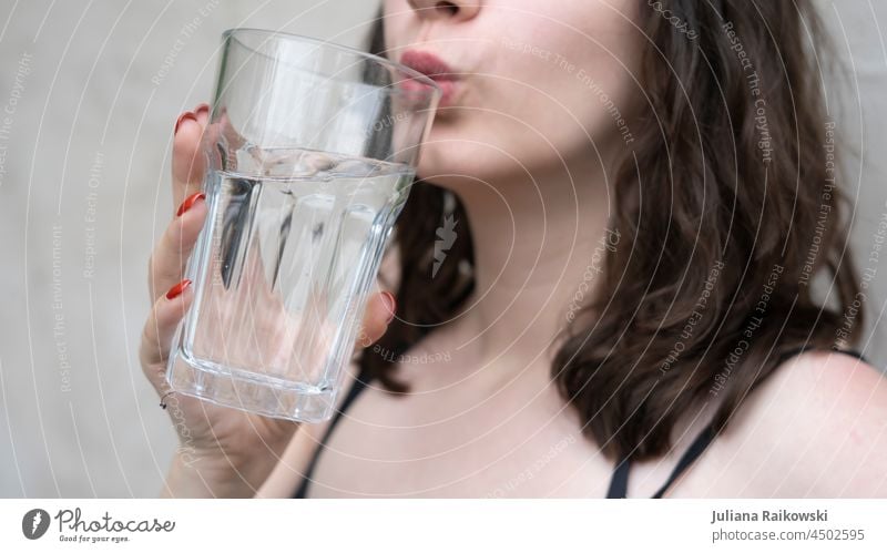 Frau trinkt ein großes Glas Wasser trinken Getränk Durst Erfrischung kalt Flüssigkeit Durstlöscher Erfrischungsgetränk Trinkwasser Gesundheit Mineralwasser