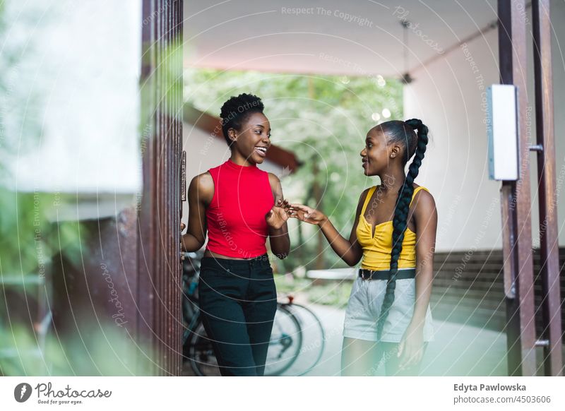 Zwei Freundinnen haben Spaß in der Stadt Jugend Schwesternschaft attraktiv echte Menschen Jahrtausende cool Vielfalt schwarz Freundschaft Zusammensein Mädchen