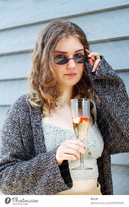 Stehimbiss mit Erdbeersekt. Jugendliche Junge Frau feminin schön 18-30 Jahre Sekt Sektglas Bowle Erdbeeren Sonnenbrille Imbiss Aperitif stehen halten Feier