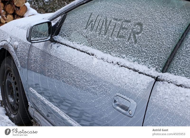 Handbesen Fegt Den Schnee Von Der Windschutzscheibe Eines Autos Im Winter,  Kopienraum Stockbild - Bild von transport, frost: 137185087