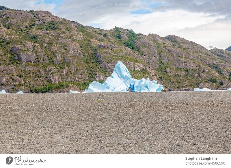 Panoramabild über den Lago Grey mit Eisbergen im Torres del Paine National Park in Patagonien im Sommer Berge u. Gebirge Chile Natur reisen Südamerika