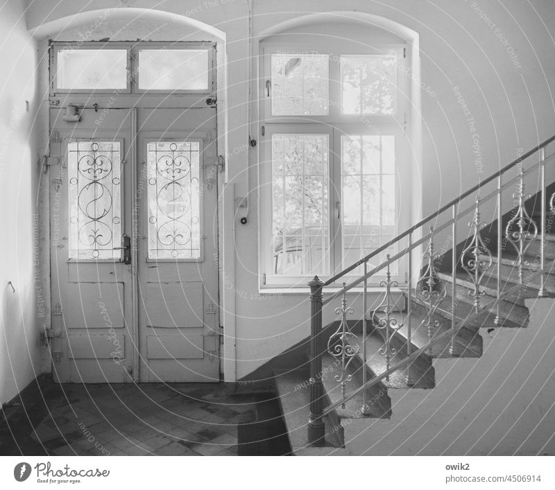 Ausgangspunkt Treppenhaus Treppengeländer Fenster Wand Schwarzweißfoto Innenaufnahme Sonnenlicht Menschenleer Totale Häusliches Leben aufsteigen Altbau