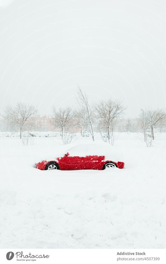 Auto mit Schnee bedeckt bei Schneefall - ein lizenzfreies Stock