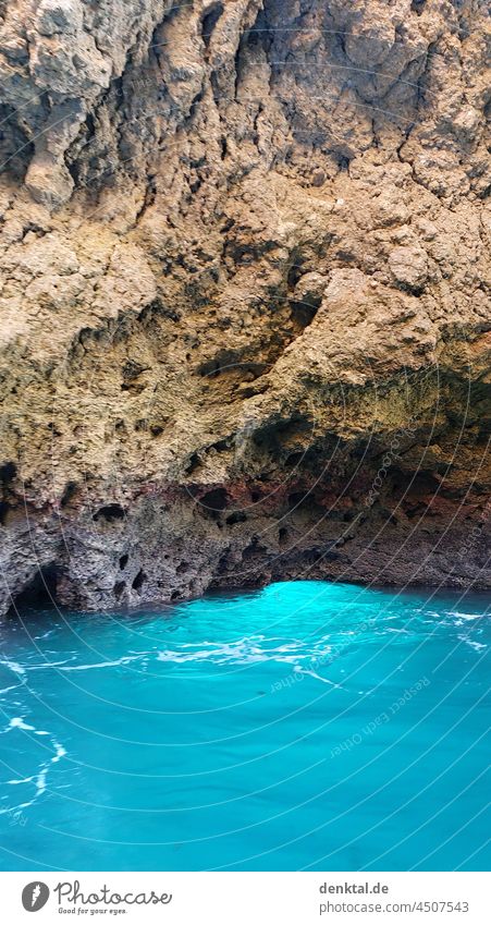 Türkises Wasser / Grotte von unten leuchtend Küste Algarve tauchen Schnorcheln