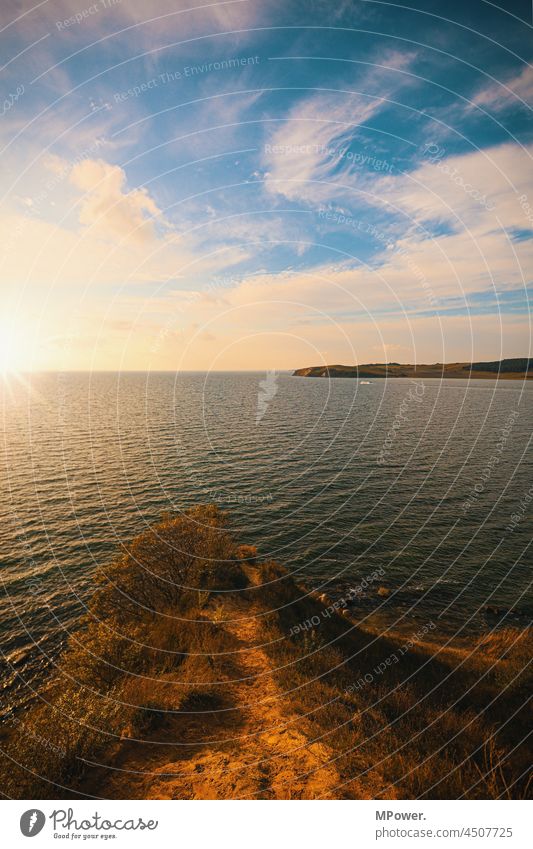 kleiner zicker Rügen Küste Meer Ostsee Sonnenlicht lens flair Wellen Wasser Horizont Ferne Ferien & Urlaub & Reisen Menschenleer Klippe Wolken Sehnsucht