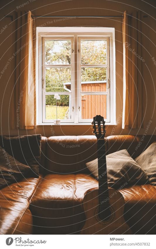 chilloutarea Gitarre Sofa Couch Kissen Fenster entspannend chillen Hütte Erholung Ledersofa chillout-zone Wohnzimmer Innenaufnahme Häusliches Leben Wohnung