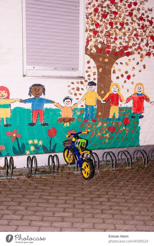 Kinderfahrrad vor Kindergarten Betreuung Kindheit kita Fahrrad Kindererziehung Helm Familie fahren Wand Laufrad Entwicklung Einsamkeit warten vergessen werden