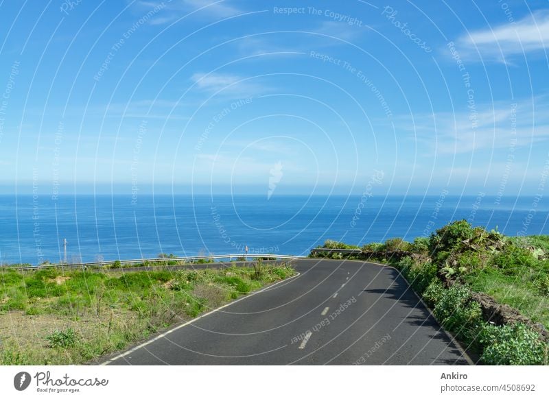 Straße entlang der Küste auf der Insel La Palma, Spanien Küstenstraße Landschaft reisen Atlantik blau Natur Himmel schön Tourismus Dorf malerisch