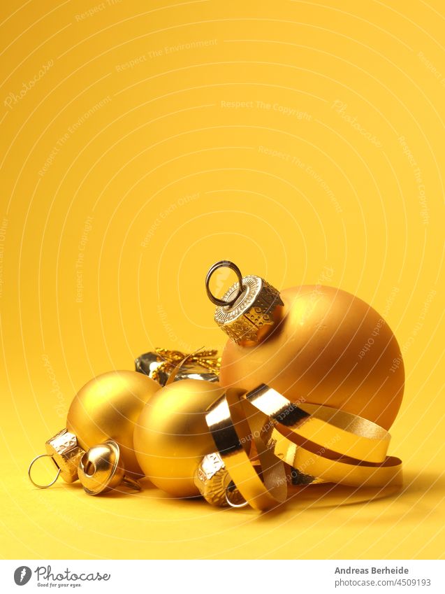 Drei goldene Vintage-Weihnachtskugeln auf einem gelben Hintergrund Ast Tanne Zweig Reichtum altehrwürdig Weihnachten Kugel Vorabend Textfreiraum abschließen