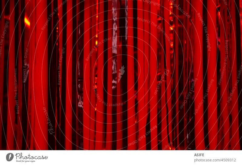 Roter Party-Folien-Lametta-Hintergrund abstrakt Streifen Linien Gardine Glitter rot Metall Disco Club Nacht Neujahr schimmern Tür Glanz hell glänzend dekorativ