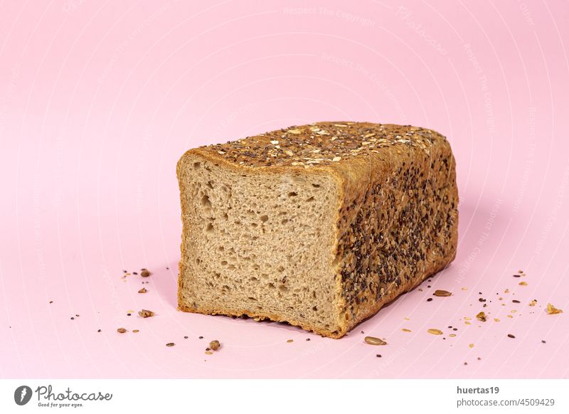 Toast Weizenbrot in Scheiben geschnitten isoliert Brot aufgeschnitten weiß Hintergrund vereinzelt Brotlaib Belegtes Brot Zuprosten frisch Lebensmittel Frühstück