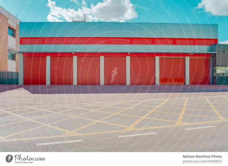 Rote Lagerhalle mit geschlossenem Rolltor Tür rot Fabrik Himmel sehr wenige Minimalismus blau Architektur Gebäude Anschlussgleis Stahl industriell Garage